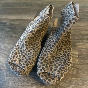 Chocolat Blu, size 8, leopard print, suede